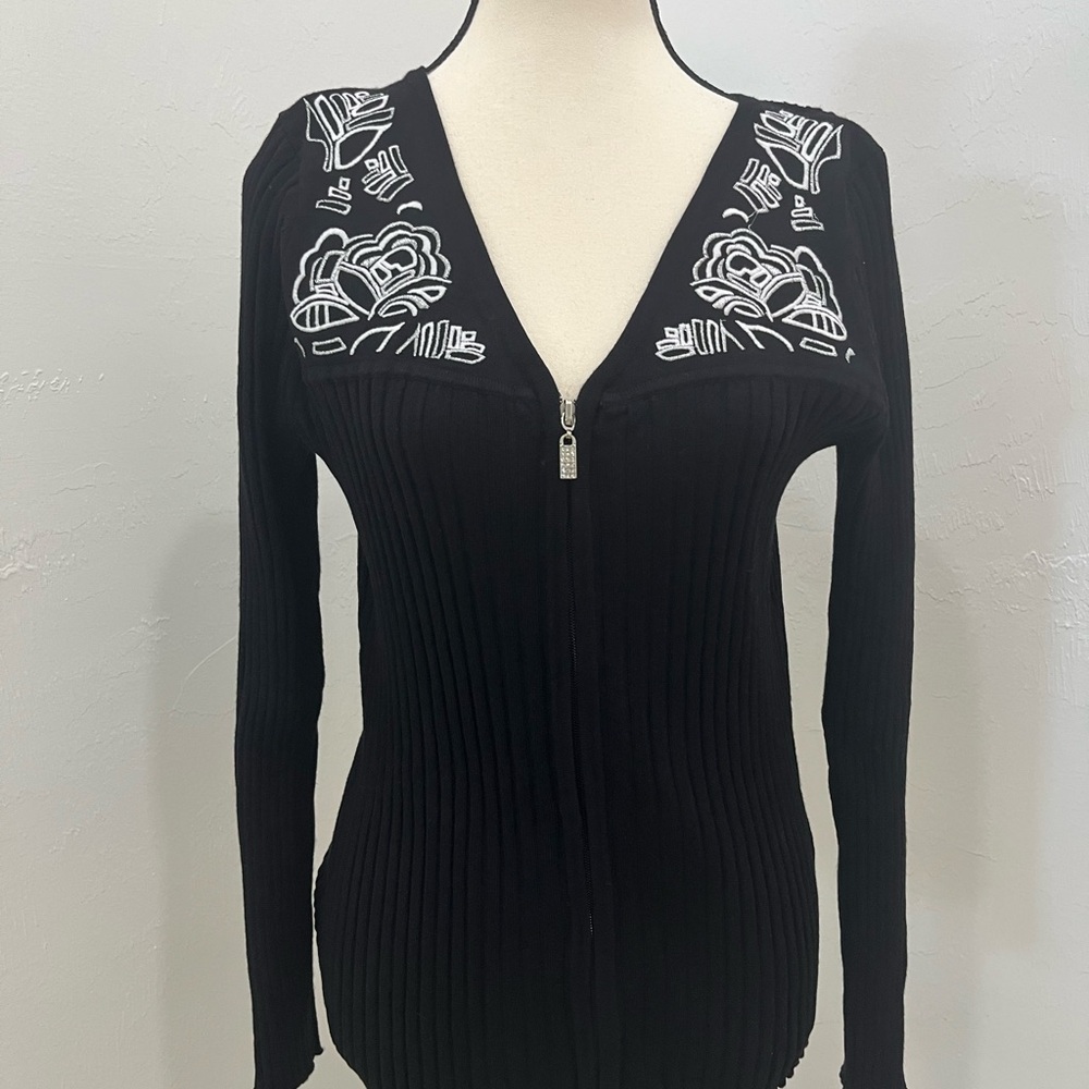 Belldini Women’s Black & White Sweater Floral Embroidered Size L Long Sleeve